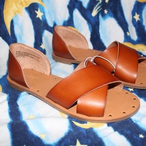 Universal Thread Lois Size 6 1/2 WIDE